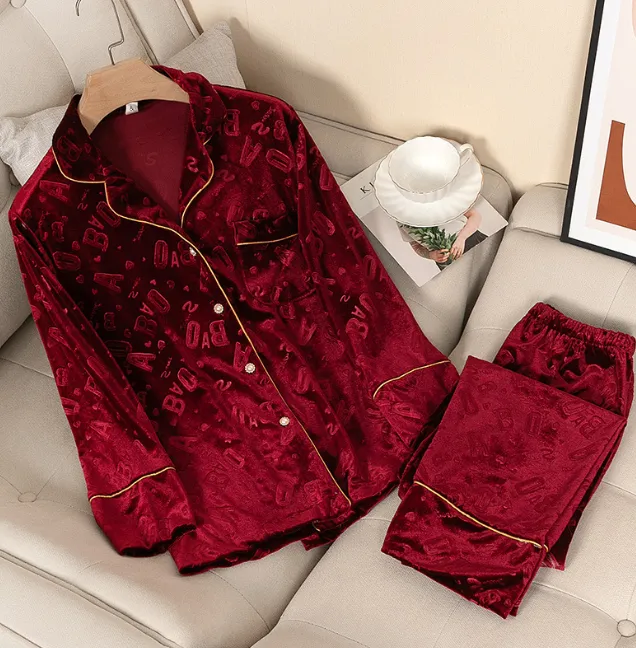 بيجاما نسائية من المخمل الذهبي  Women's gold velvet pajamas